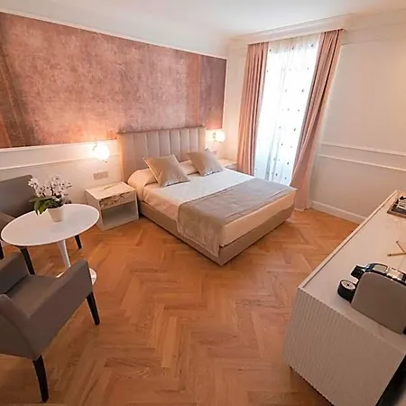 ホテル Palazzo Franceschini 3*